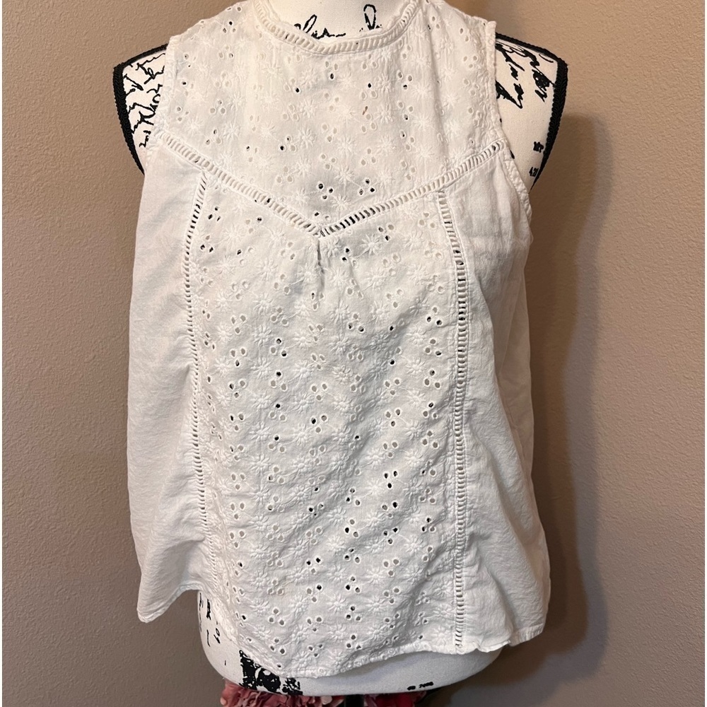 White top Lilis closet. Size Large 395